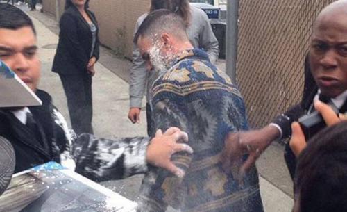 El artista tuvo que sacudirse el polvo blanco que ensuci&oacute; su vestimenta. 