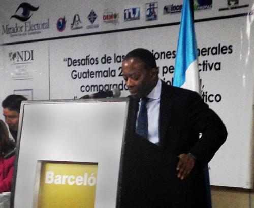Durante su discurso en el foro: "Desafíos de las elecciones generales 2015". (Foto: Embajada de EEUU/Facebook)