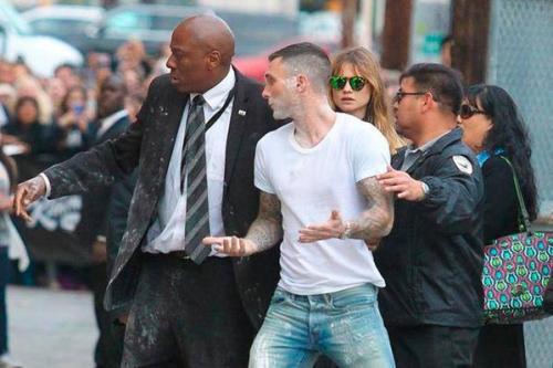 Adam fue llevado a un lugar seguro por los guardaespaldas que lo escoltaron luego del ataque. 