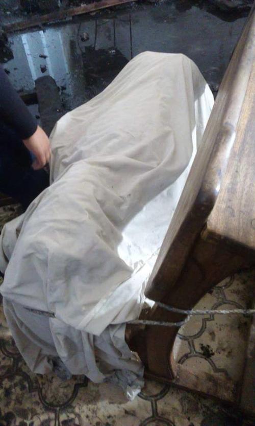 La imagen de Jes&uacute;s Sepultado fue cubierta con una manta luego de ser rescatada del incendio en la Catedral de Ciudad Vieja. (Foto: Facebook)