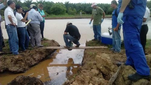 Fiscales del MP, MARN y PNC durante el peritaje que realizaron en Repsa. (Foto: El Informante Petenero)