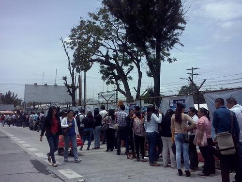 Se estim&oacute; que cerca de 10 mil personas acudieron a la Feria Nacional del Empleo en b&uacute;squeda de una plaza. (Foto Marcia Zavala/Soy502)