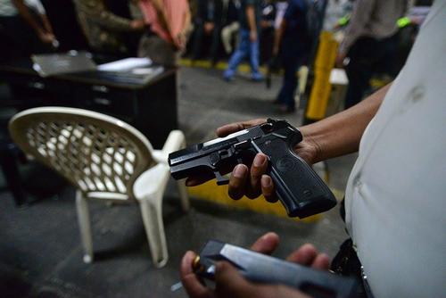 El elemento de seguridad estaba armado, según se corroboró a su llegada a la Torre de Tribunales. (Foto Wilder López/Soy502)