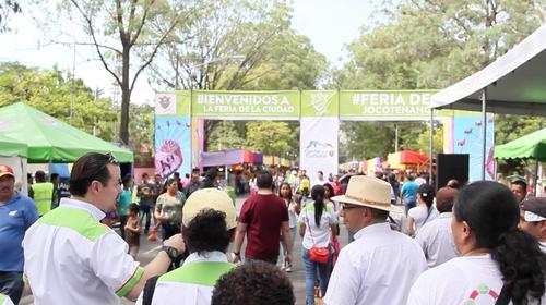 El partido aprovech&oacute; la gran afluencia de gente para repartir su propaganda y conversar con los vecinos que se aceraron. (Foto: Roberto Caubilla/Soy502)
