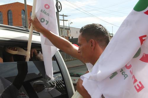 Durante la caminata parte del equipo se qued&oacute; colocando banderas y mantas en los veh&iacute;culos. (Foto: Roberto Caubilla/Soy502)