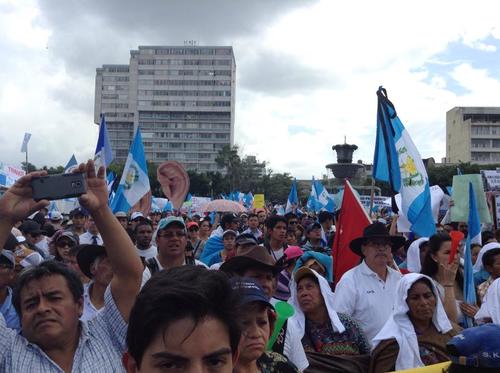 Cerca de 70 mil personas de todas las edades acudieron a la Plaza de Constitución a pedir la renuncia de Otto Pérez. (Foto: Marcia Zavala/Soy502)