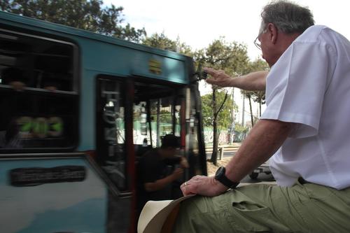 Muchos veh&iacute;culos pasaban pitando para saludar a los candidatos. (Foto: Roberto Caubilla/Soy502)