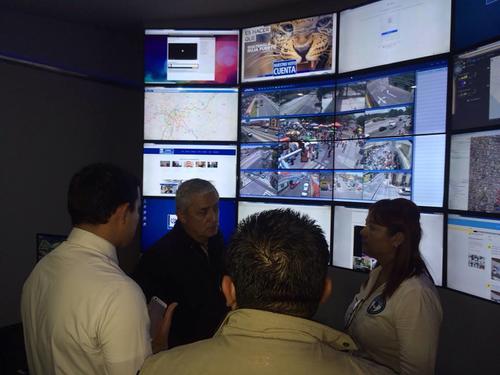 El presidente en el centro de monitoreo del Ministerio de Gobernación. (Foto: Sec. Comunicación Social Presidencia)