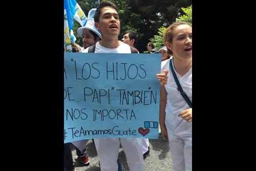 Estudiantes de Medicina de la Universidad Francisco Marroqu&iacute;n tambi&eacute;n se denominaron "hijos de papi". (Foto: Gaby Gir&oacute;n/Soy502)