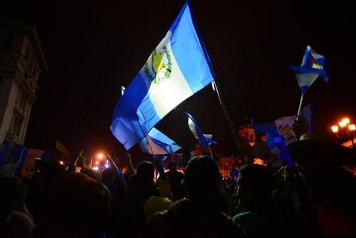 Cayó la noche pero el ambiente de protesta no terminó. (Foto: Wilder López/Soy502)
