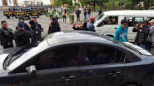 Elementos de la PNC llegaron al lugar para evitar una confrontación. La candidata a concejal de la agrupación Lider, Libni Chalí, iba entre los simpatizantes que amedrentaron a los jóvenes. (Foto: Proceso GT)