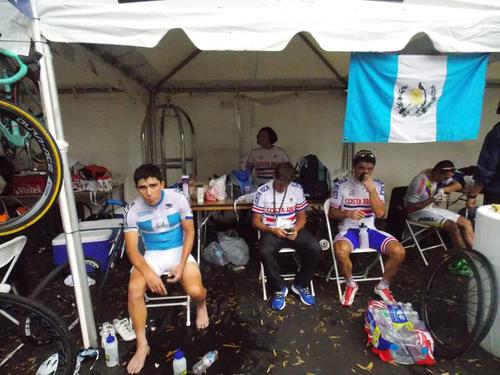 En el &aacute;rea t&eacute;cnica, Manuel Rodas comparti&oacute; con pedalistas de Costa Rica y Colombia. (Foto: Facebook)