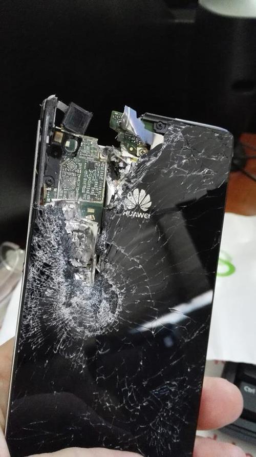 El tel&eacute;fono de Mario qued&oacute; inservible, pero &eacute;ste sirvi&oacute; de escudo para que los balazos no se alojaran en su coraz&oacute;n. (Foto: Cortes&iacute;a Mario Ar&eacute;valo)