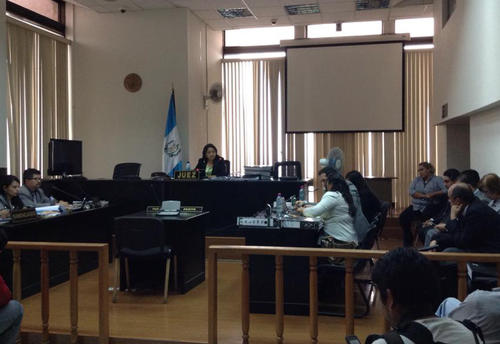 La audiencia se suspendió de nuevo porque la sala está disponible hasta las 15:30 horas. 