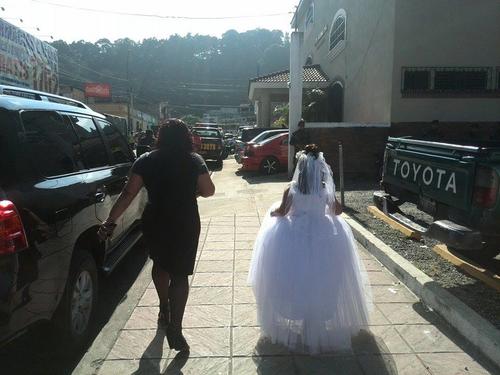 La misa de este domingo en la iglesia de Santa Catarina Pinula fue en honor a los fallecidos, pero estos ni&ntilde;os y sus familias celebraron la vida al recibir su Primera Comuni&oacute;n. (Foto: Gustavo M&eacute;ndez/Soy502)