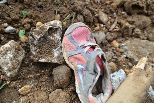 El menor que sobrevivió a la catástrofe espera que su familia sea rescatada de entre los escombros. (Foto Wilder López/Soy502)