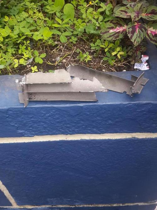 Otro fragmento de la turbina del avi&oacute;n. (Foto: Twitter)