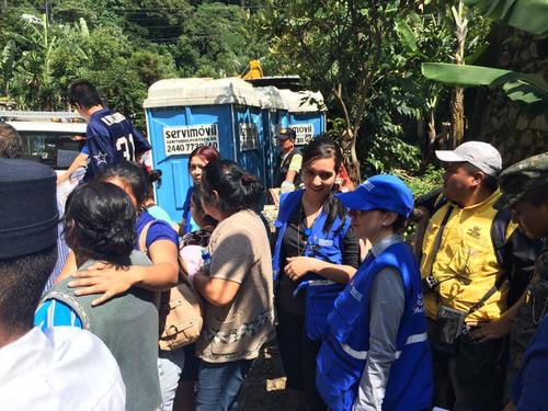 La PDH permanece en el lugar del desastre para brindar apoyo psicológico a los afectados por la tragedia ocurrida en El Cambray II. (Foto: Roberto Caubilla/Soy502)