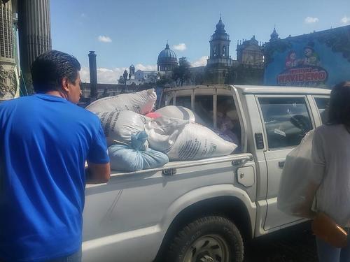 El hospital San Juan de Dios traslad&oacute; el donativo con un picop. (Foto: Guatemala Basta Ya)