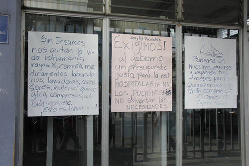 Los letreros fueron colocados en el ingreso a la Consulta Externa del San Juan de Dios. (Foto Jorge Sente)