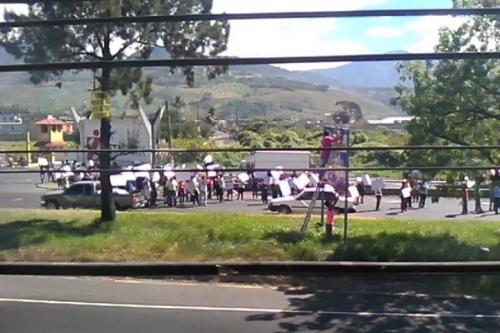 Empleados textiles bloquean un carril en direcci&oacute;n norte a inmediaciones del kil&oacute;metro 30 de la ruta al  Pac&iacute;fico. (Foto: Facebook/Pampich&iacute; News)