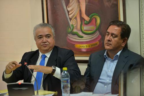 Gustavo Alejos, durante la audiencia, junto a su abogado. (Foto: Wilder L&oacute;pez/Soy502)