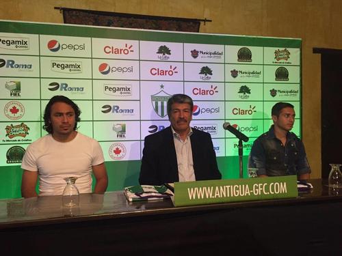 Herrera y Herrarte junto al vicepresidente de Antigua, V&iacute;ctor Garc&iacute;a. (Foto: Sergio Mu&ntilde;oz/Nuestro Diario)