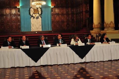 El Procurador de Derechos Humanos fue el señalado como responsable del “mal entendido“ que provocaron las medicinas vencidas. Aún así, estaba en la mesa junto a los Mandatarios. (Foto: Alejandro Balán/Soy502) 