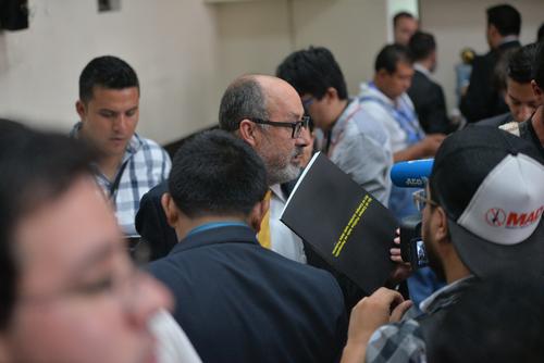 El exmilitar y abogado repartió los textos en la sala de audiencias. (Foto: Wilder López/Soy502)