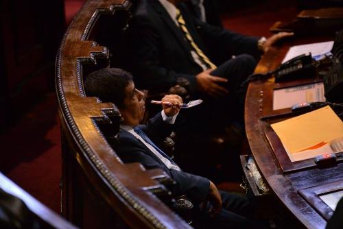 El diputado Edgar Ar&eacute;valo, del PP, degustaba un "pizarr&iacute;n" mientras en el Congreso se discut&iacute;a el orden del d&iacute;a y la sesi&oacute;n r&aacute;pidamente se extingu&iacute;a. (Foto: Wilder L&oacute;pez/Soy502)