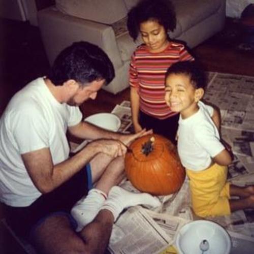 El ahora alcalde de Nueva York junto a sus hijos  en una antigua fotograf&iacute;a familiar. (Foto Bill Di Blasio/Facebook)