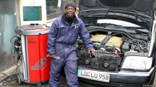 Bansah retratado en su trabajo como mec&aacute;nico. (Foto: BBC) 