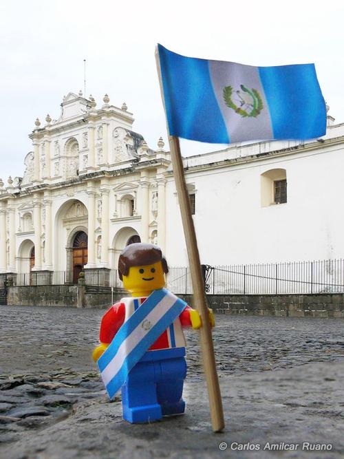 Personaje de Lego frente a la catedral de Antigua, Guatemala. (Foto: BuToys Guatemala)