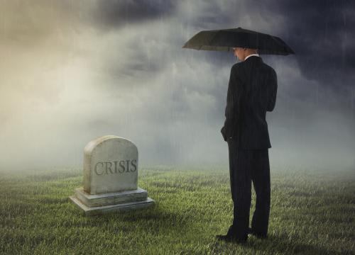 Una persona observa una l&aacute;pida que dice "crisis"