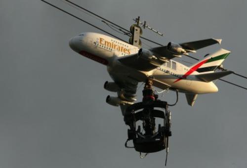 El avi&oacute;n a escala fue lo que sorprendi&oacute; a los televidentes que se fijaron con atenci&oacute;n sobre su recorrido sobre la cancha. 