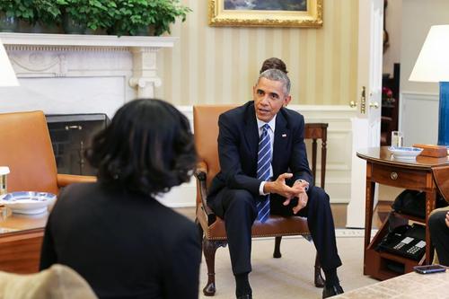 Nadia L&oacute;pez, de espaldas, escucha la historia de vida del mandatario estadounidense. (Foto: Facebook Humans of New York)