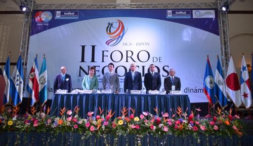 El Presidente junto al Canciller Morales durante la inauguración oficial del Foro de Negocios. (Foto: Minex)