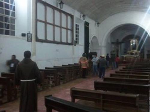 As&iacute; quedaron los marcos que conten&iacute;an las pinturas de la iglesia El Calvario en la Antigua Guatemala. (Foto: Por la se&ntilde;al de la cruz/Facebook)