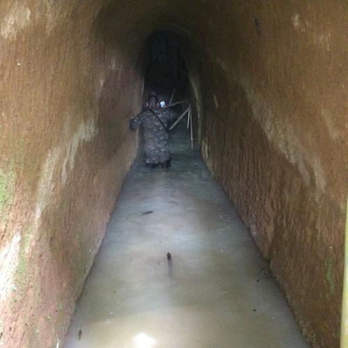 El t&uacute;nel fue localizado en una vivienda abandonada, en la foto proporcionada por el Ministerio de la Defensa, se observa a un militar recorriendo el &aacute;rea. (Foto: MinDef) 
