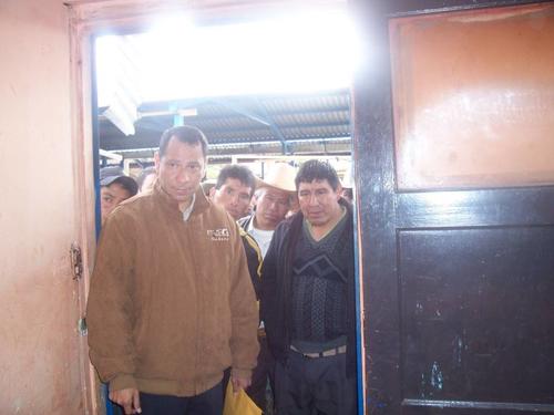 Algunos vecinos han se&ntilde;alado al actual alcalde Bacilio Jurac&aacute;n (d) de ser el autor del ataque. (Foto Facebook/Despertad Concepci&oacute;n)