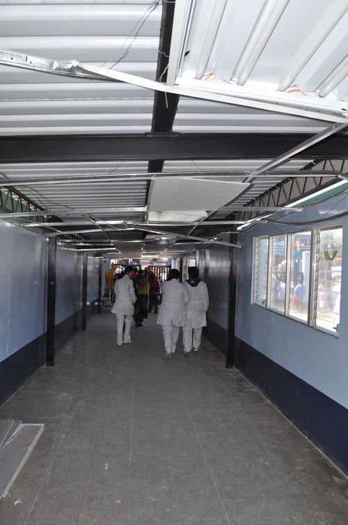 El director del Hospital de San Marcos considera que el cielo falso cedi&oacute; en el 90% de la infraestructura. Aqu&iacute; se puede apreciar c&oacute;mo quedaron las l&aacute;minas (Foto: Esver Navarro y Hugo Barrios/Nuestro Diario) 