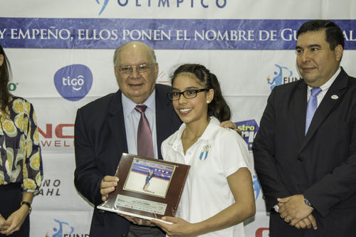 La gimnasta guatemalteca, Ana Sof&iacute;a G&oacute;mez, recibe el reconocimiento de la FADO por ser medallista en Toronto 2015. (Foto: Marcelo Jim&eacute;nez/Soy502)