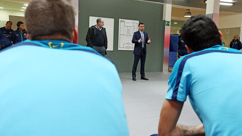Josep Mar&iacute;a Bartomeu al momento de dirigirse a los jugadores en los camerinos