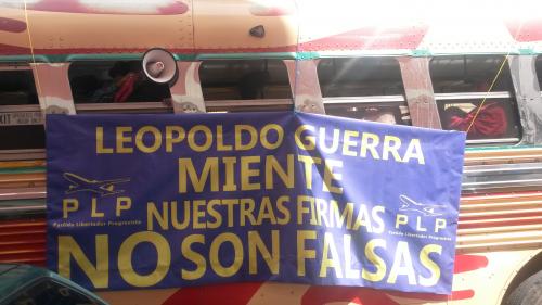 Los simpatizantes del PLP llegaron en seis buses, con mantas como esta, hasta el Tribunal Supremo Electoral. (Foto: Soy502)