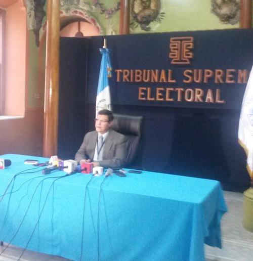 El nuevo Inspector General del Tribunal Supremo Electoral, Oscar Sagastume, brindó declaraciones a los medios de comunicación por primera vez. Fue nombrado el pasado viernes. (Foto: Soy502)