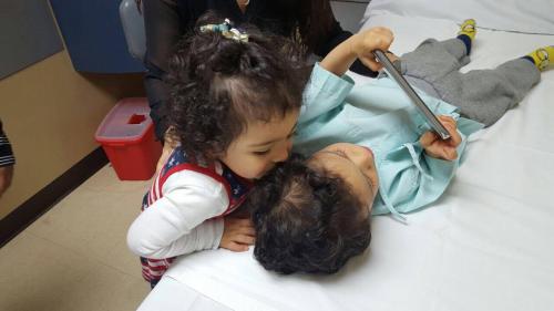 Marcelo junto a su hermana Kristha. (Foto cortesía)