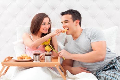 El desayuno en la cama es un detalle rom&aacute;ntico que nunca pasar&aacute; de moda (Foto: static.vix)