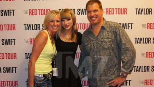 Fotograf&iacute;a previa a que Mueller metiera la mano bajo la falda de Swift durante un show en el Pepsi Center de Denver, el 2 de junio de 2013. (Foto: TMZ)