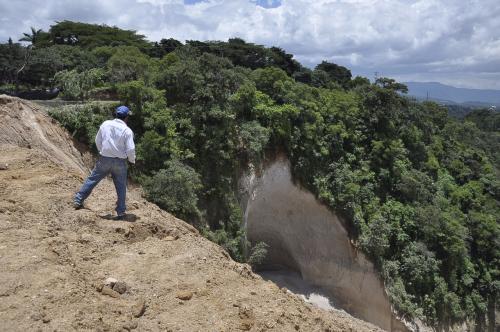 Este es el socavamiento que se registra en la carretera que conduce de la capital hacia Boca del Monte. (Foto: Conred)