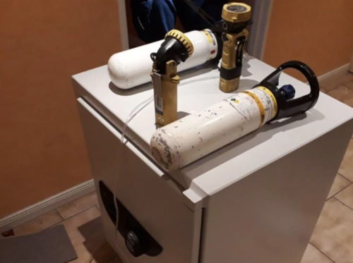 Por medio de una apertura, los bomberos suministraron ox&iacute;geno al ni&ntilde;o mientras estuvo encerrado. (Foto: Infobae)